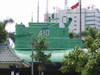 coning tower-lo.JPG (64.33 KiB) Viewed 1517 times The ship is surrounded by trees and buildings.