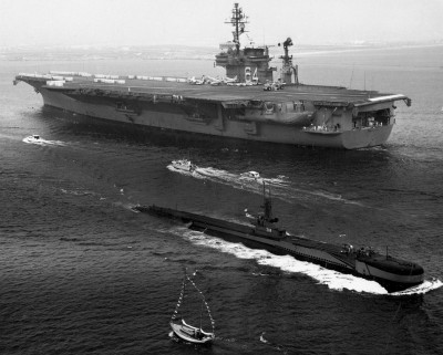 958px-USS_Constellation_(CVA-64)_and_Baya_(AGSS-318)_1962.jpg