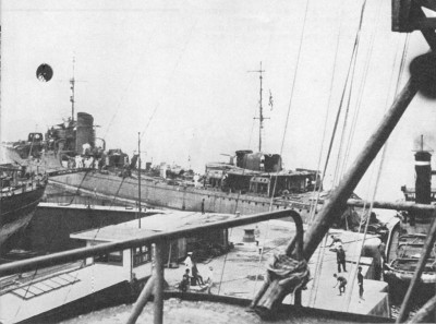 Hatakaze (Kamikaze class) 19431006 Yokosuka.jpg