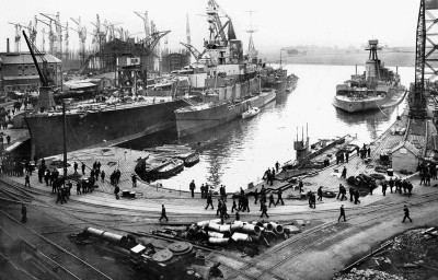 HMS-REPULSE-ON-CLYDE-IN-1916-WITH-HMS-EREBUS-&-ROMOLA.jpg