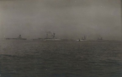 Hermes-Royal-Sovereign---Repulse---County-Class-cruiser.jpg (60.8 KiB) Viewed 4340 times Hermes-Royal-Sovereign---Repulse---County-Class-cruiser.jpg