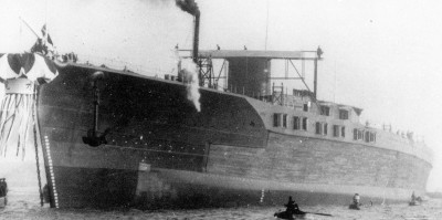 Kaga launching, Kobe Kawasaki Shipyard, November 17, 1921 closeup.jpg