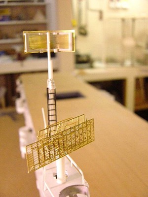 Here's the radars. SC is in the center, SG on top of the mast(scratchbuilt), and cast metal YE forward.