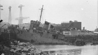 Bundesarchiv_Bild_101II-MW-3722-03,_St._Nazaire,_Zerstörer_'HMS_Campbeltown'.jpg