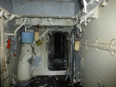 P1040761 Turret 2 platform above pan level at center gun.jpg