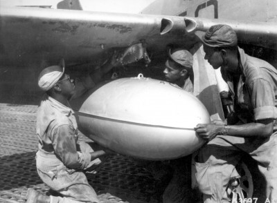 bomb rack P-51 early Tuskeegee_babies_on_P-51.jpg