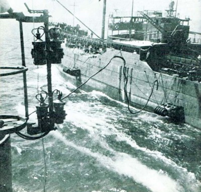 Kyokuto Maru refueling a cruiser, Maru Mag August, 1983.jpg