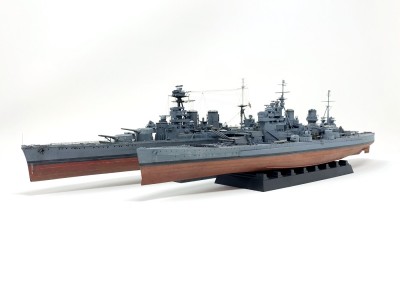 Next to completed Hood. Note how much different my hull weathering and painting got. They really clash a bit, I wonder if thats ok or Hood might need a bit of an orange filter or smth. :D
