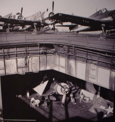 CV-9 Essex Hangar 01.jpg