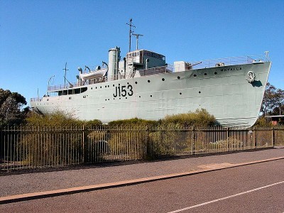 800px-HMAS_Whyalla_J153_2005.jpg