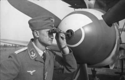 Bundesarchiv_Bild_101I-390-1220-20,_Russland,_Flugzeug_Me_109_des_JG_54,_Wartung.jpg