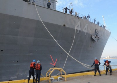 US_Navy_100115-N-6764G-093_Line_handlers_remove_mooring_lines_as_the_amphibious_transport_dock_ship_USS_Gunston_Hall_(LSD_44)_departs_Joint_Expeditionary_Base_Little_Creek-Fort_Story.jpg