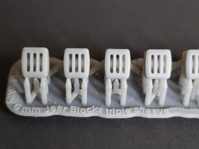 Model Monkey Jeer Blocks 6 mm triple sheave b.jpg
