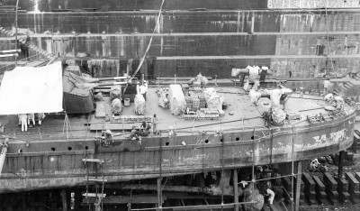 Shiranuhi in Maizuru drydock, 9-1942 aft crop.jpg