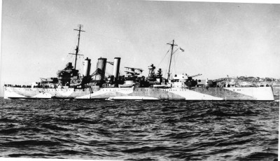 19410500 HMAS Australia departing Sydney NHSC136.jpg