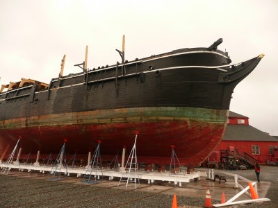 The_whaler_Charles_W._Morgan_in_drydock,_November_2008.jpg