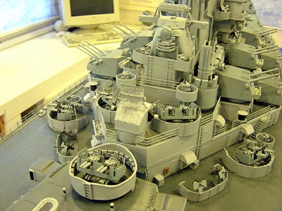 DSC03459.JPG (1 MiB) Viewed 6306 times The AA arrangement at the aft end of the superstructure. Note all the 40MM Quads. 20MM's also added. Lots of firepower here. Imagine trying to attack this ship........