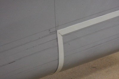 Glued upper and trailing stripe (0,15 mm styrene with bevel) onto the hull using CA.