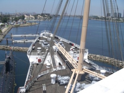 QueenMary2008Pic6BridgeViewLookingForwardComp.jpg