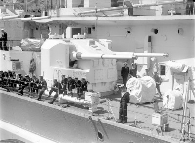 HMS_King_George_V_secondary_turret_SLV_Green.jpg