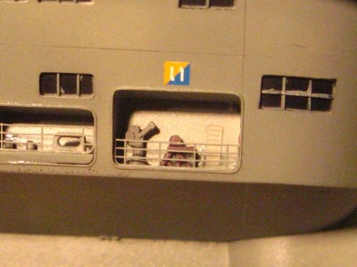 I think the grey "widget" is from a 1/350 US battleship