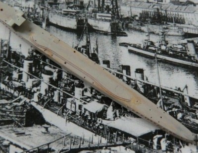 According to the text of my documentaion there were sinuous rails on the port side to handle torpedoes. This is my interpretation of this and the only pics I found showing a bit of it...