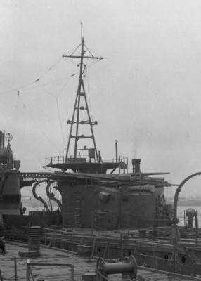 Yukikaze postwar aft deckhouse.jpg