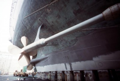 USS_Missouri_(BB-63)_starboard_propeller_shaft (Custom).jpg