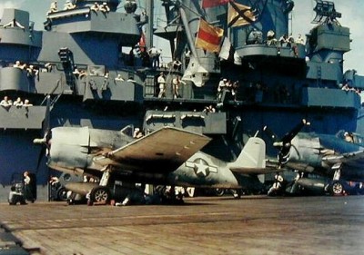 F6F_Yorktown_green.jpg (59.94 KiB) Viewed 7383 times Air Group 5 F6F-3 aboard USS Yorktown CV-10 during the Marcus Island<br />raid on 31 August 1943: Air Group Commander Lt. Cmdr. "Jimmy" Flatley <br />in his F6F-3 Hellcat before takeoff. Aviation Boatswain Mate stands ready to remove chock from wheels. Early, improvised scheme of non-specular sea-<br />blue and intermediate blue over white. Note the diagonal white stripe on the<br />fin.