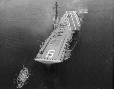 SailorsmantherailasthecarrierEssexCVS9arrivesatNavalAirStationNASQuonsetPointRhodeIsland5-19-1960.jpg
