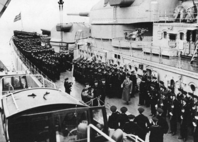 30_hitler_leaving_bismarck.jpg