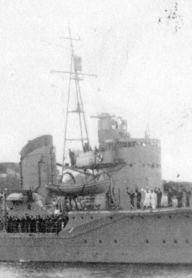 Kazagumo 1942 bridge and foremast.jpg