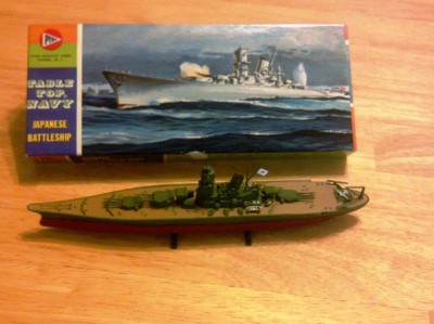 Model and box, which sort of represents the Battle of Samar (or Adm. Kurita's fantasies).