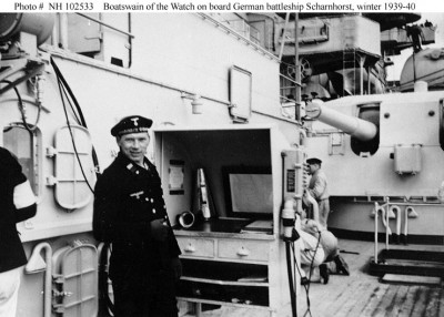 Note the dark gray band painted on the barbette base at the deck.  This band appears at the base of all bulkheads in photos as well.