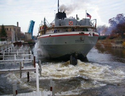 CALUMET clears the bend, ahead 1/3