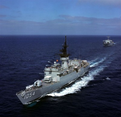 Here is a real Knox FF underway; notice the wave shapes