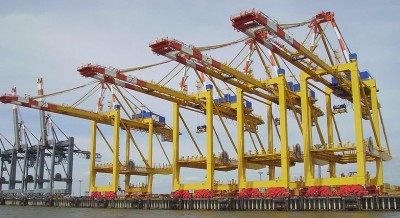 800px-Container_cranes_Bremerhaven.jpg