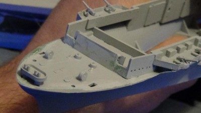 Close-up of forecastle. Yes I'm aware of the nasty gaps, though what worries me later on is how I'm gonna pick out the anchor chain detail for painting. I have no idea where to get 1/700 scale anchor chain, otherwise I'd consider getting some.