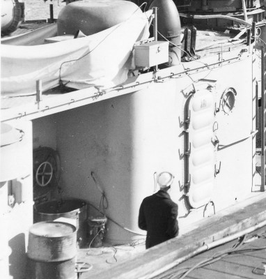 DD420 alcove on portside of deckhouse2-15Nov42.jpg