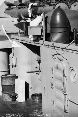 DD420 alcove on portside of deckhouse-15Nov42.jpg