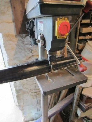 The blade can be run backwards if there is any risk of it snagging on thin material and causing damage.