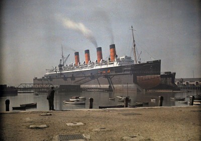 SS Mauretania in drydock, 1928 by Adams for NG, Autochrome process.jpg