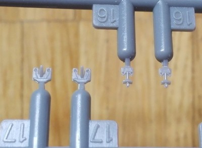 Fujimi 1-700 Chokai anchors.jpg