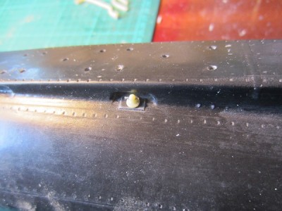 The small rope belaying cleats were drilled and fitted with brass wire before being glued to the hull, each in its "pocket".