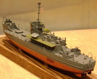 2015_10 Oct 01 002.jpg (192.26 KiB) Viewed 993 times The signal flag halyards are made from the same thread as the lifelines. They are kinda light, so I'll probably try to use some water color paints to darken them.