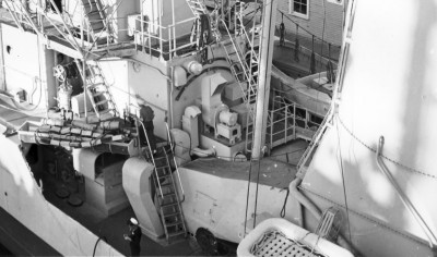 This is Benham class USS Sterett.  From this oblique angle, the "gussets" appear nearly perfectly flat, hardly bulged at all.