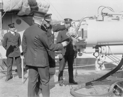 British officer inspects USN DD Gun