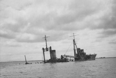 Kyokuto Maru in background - Sunosaki sunk in Manila Bay postwar #1.jpg