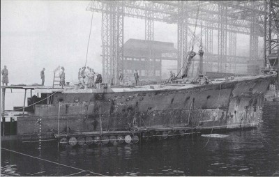 Shiratsuyu bow repair, Sasebo, 1943.jpg