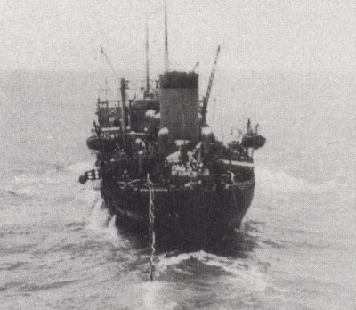 Nichei Maru 42-06-07 refueling Mogami crop.jpg